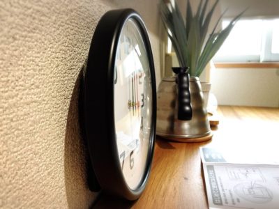 男前＆レトロなデザインの壁掛け時計 ｜CASIO カシオ 電波時計 IQ‐800J‐1JF
